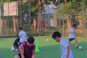 队员们为足球比赛付出了很大努力