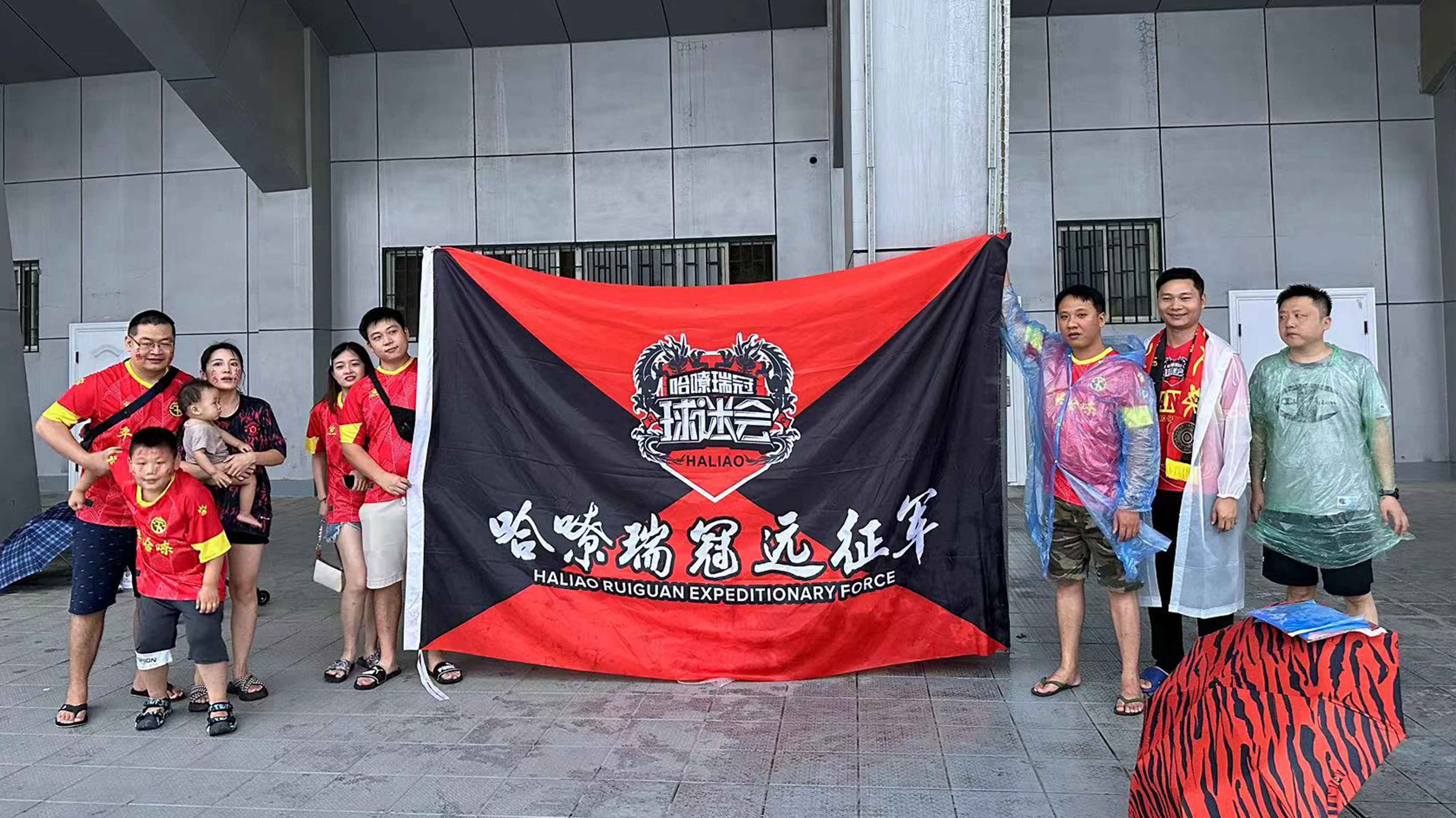 中国足球报道：苏宁轻取哈尔滨毅腾，继续领跑积分